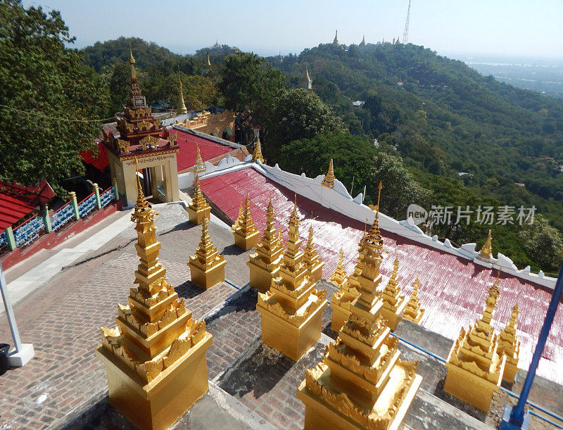Umin Thonze Pagoda(缅甸语:)是一座佛教佛塔，位于缅甸实皆山